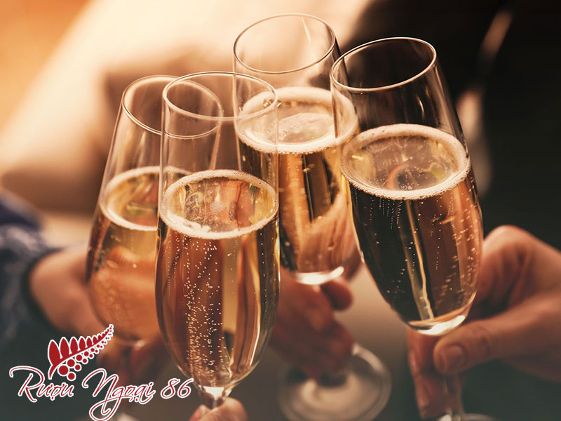 Hướng dẫn chọn ly uống rượu Champagne